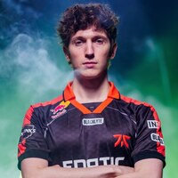 Jake “Boaster” Howlett wearing a FNATIC esports jersey
